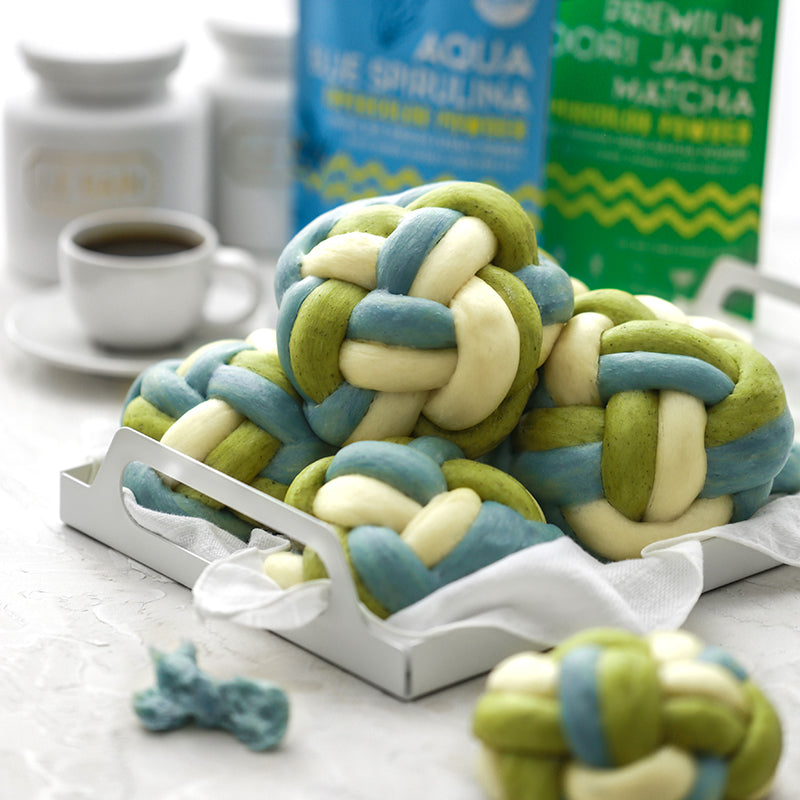 Suncore Foods Fluffy Matcha & Spirulina Knotted Pillow Buns